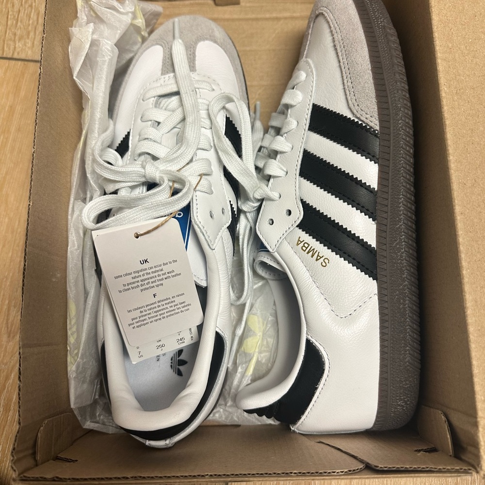 NWT Adidas Samba OG - cloud white / core black / gum - size M7 / W8.5